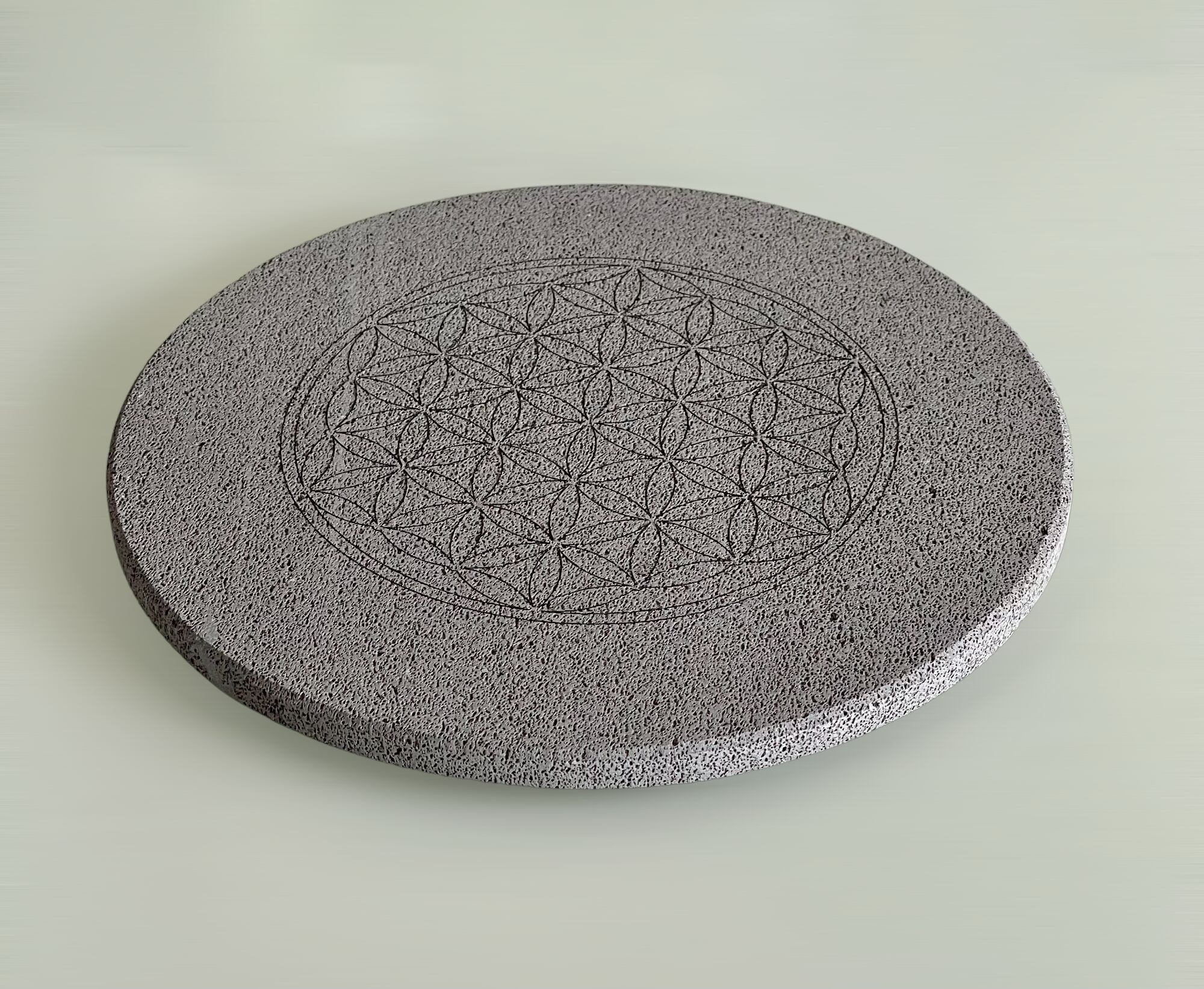 Sottopentola Fiori della Vita in pietra vulcanica, vaschetta porta ricariche Fiore della Vita. Diametro 19 cm.