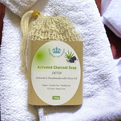 Savon artisanal au charbon actif DETOX dans un sachet de savon exfoliant