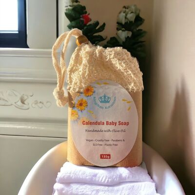 Jabón de oliva para bebé hecho a mano con caléndula en bolsa de jabón