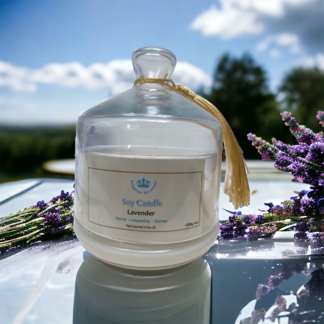 Candela profumata alla lavanda in un barattolo di vetro con cupola in vetro e nappa dorata per eleganza