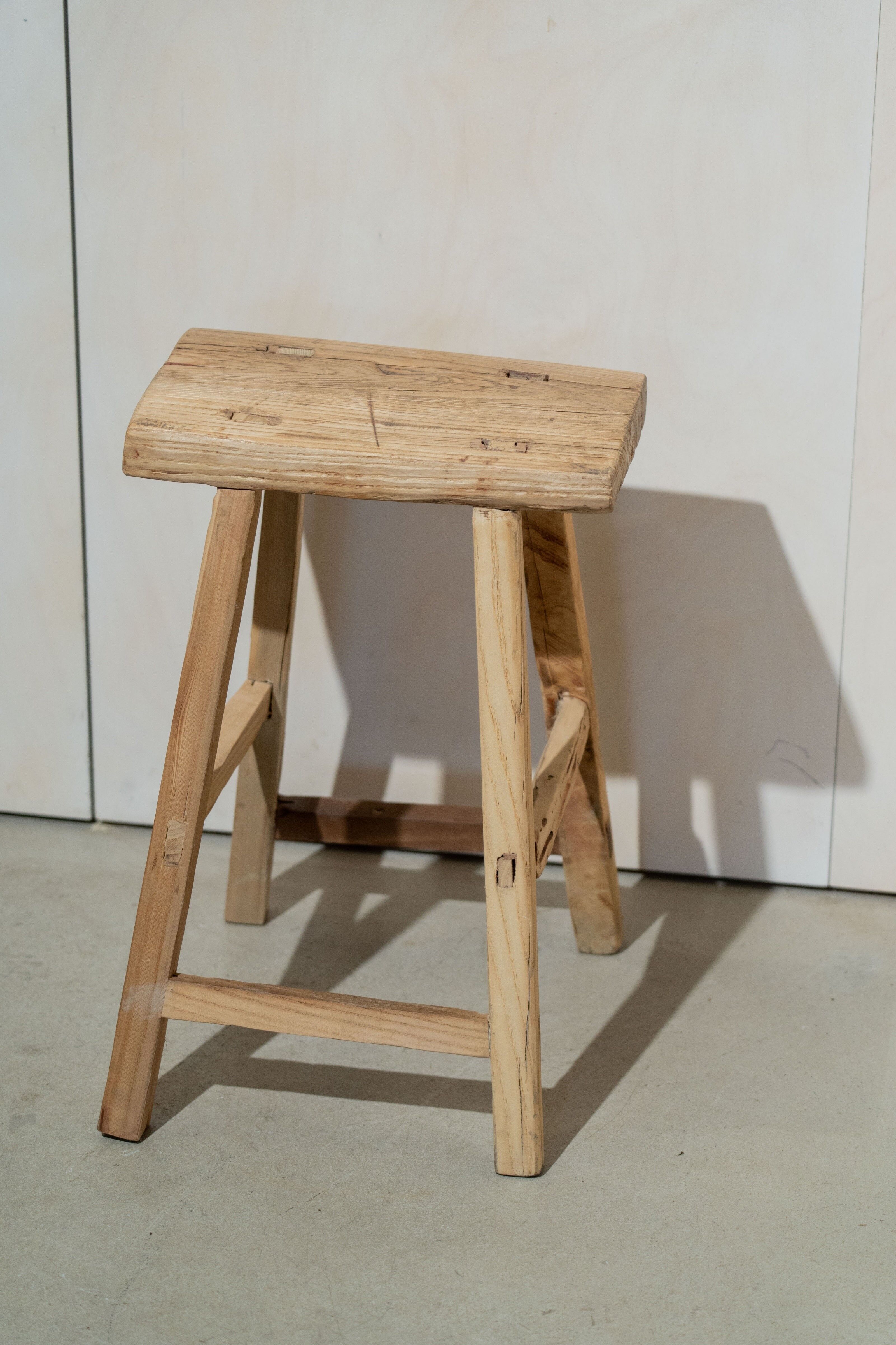 Rustikaler Vintage-Hocker – Ulmenholz