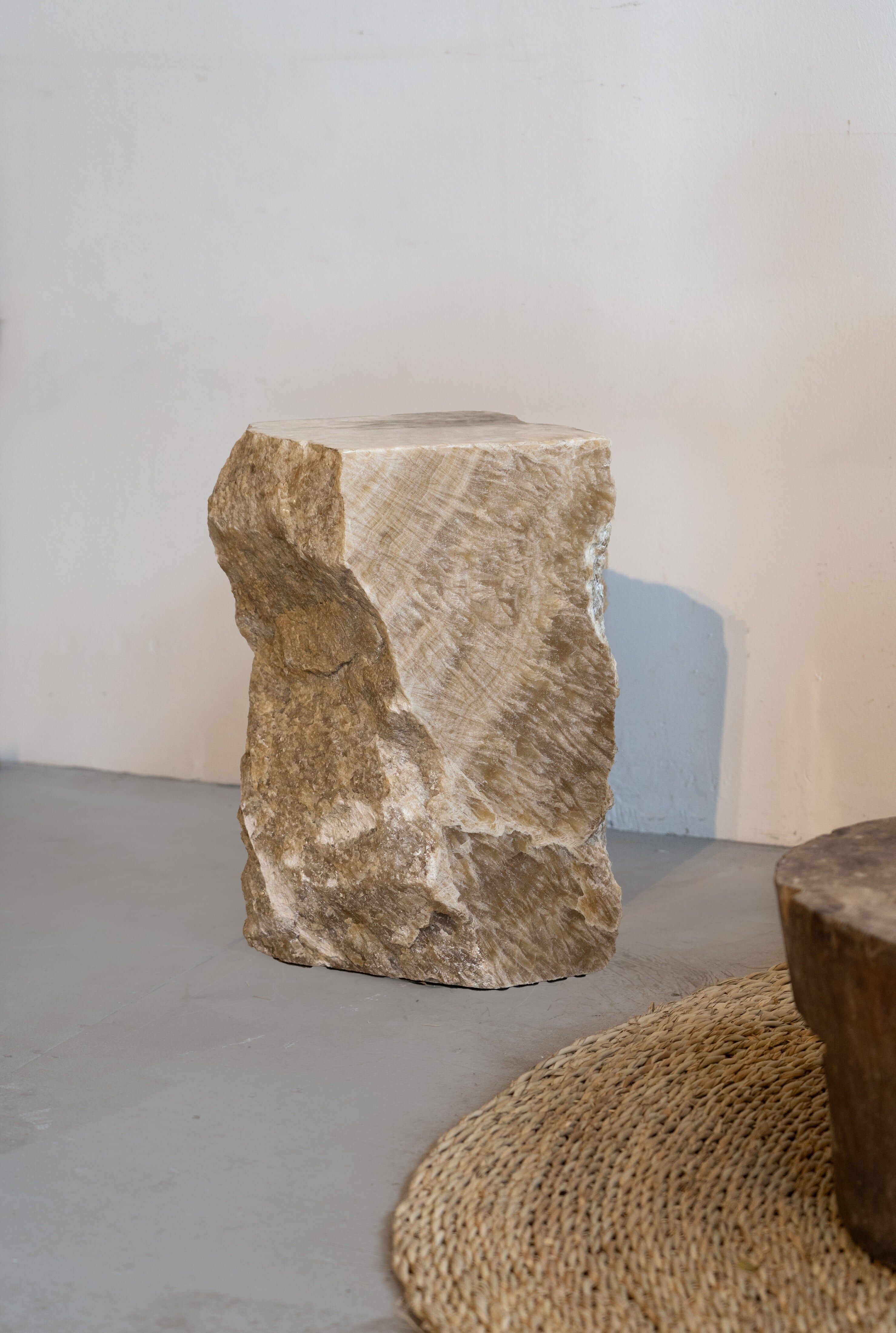 Natürlich geschnittener Onyx-Beistelltisch \ Hocker