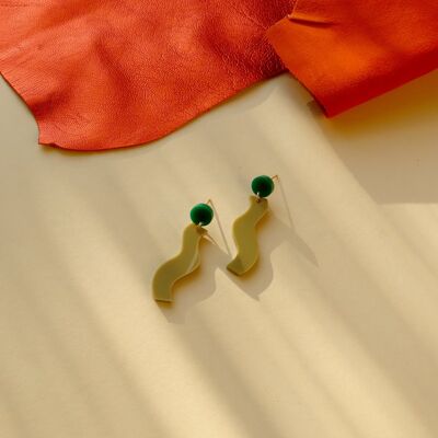 Wormly Ohrringe mit Edelstahl Steckern in grün beige