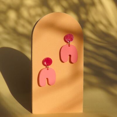 Small squishy arch earrings in pink raspberry