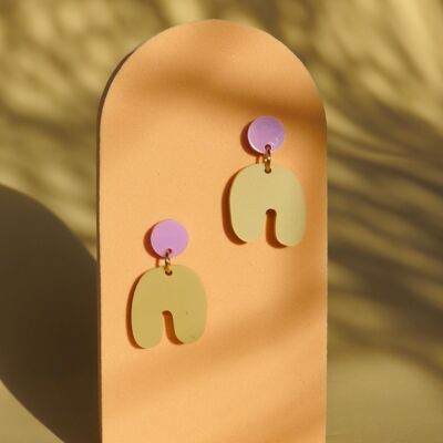 Petites boucles d'oreilles Squishy Arch en beige lilas