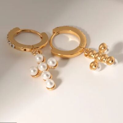 Orecchini a forma di croce placcati oro 18 carati con perle