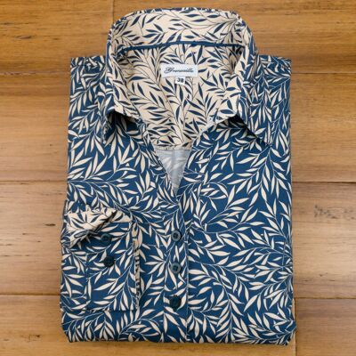 Grenouille-Hemd mit offenem Halsausschnitt, Blättermuster in Blau und Khaki