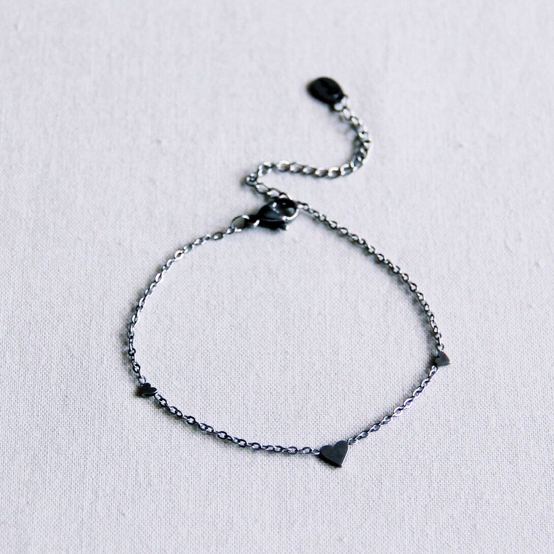 Bracciale pregiato in acciaio inossidabile con 3 mini cuori - argento