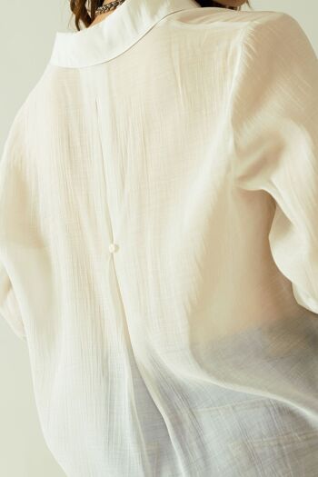 Camisa semitransparente de tencel avec bolsillo en el pecho en blanco 5