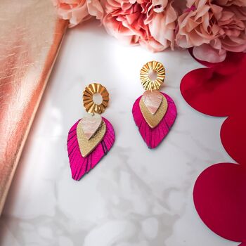 Boucles d'oreilles en cuir rose plumes 1