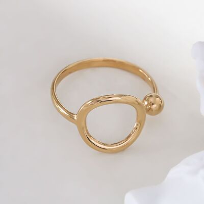 Círculo dorado y anillo de punta que se abren desde el frente.
