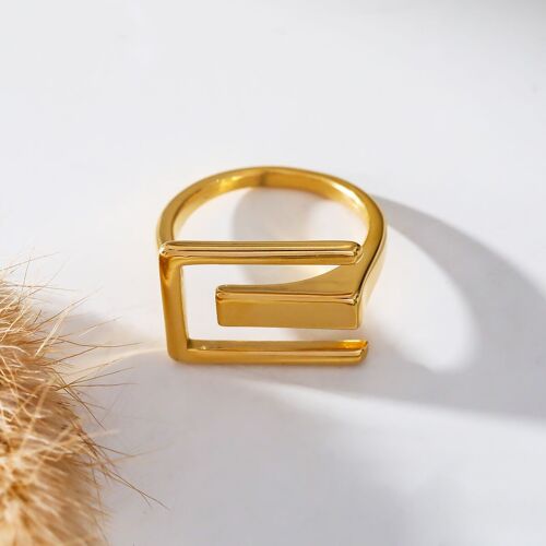 Bague dorée rectangle ouverte par devant