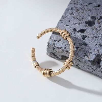 Thin gold ring with details