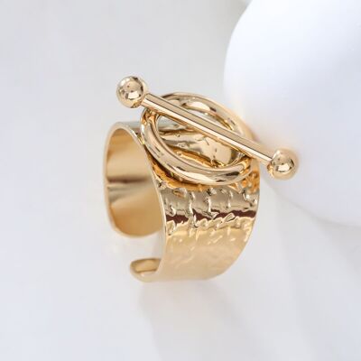 Anillo círculo martillado en oro con barra