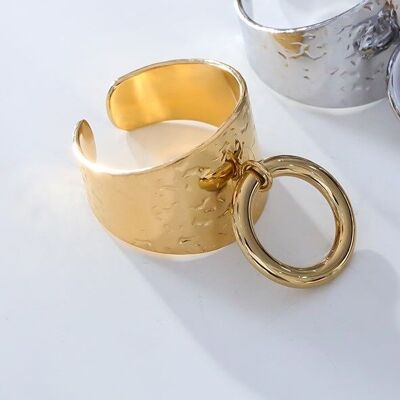 Hammered gold ring with round pendant