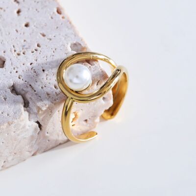 Asymmetrical gold ring with pearl