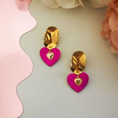 Boucles d'oreilles en cuir rose avec petit coeur doré