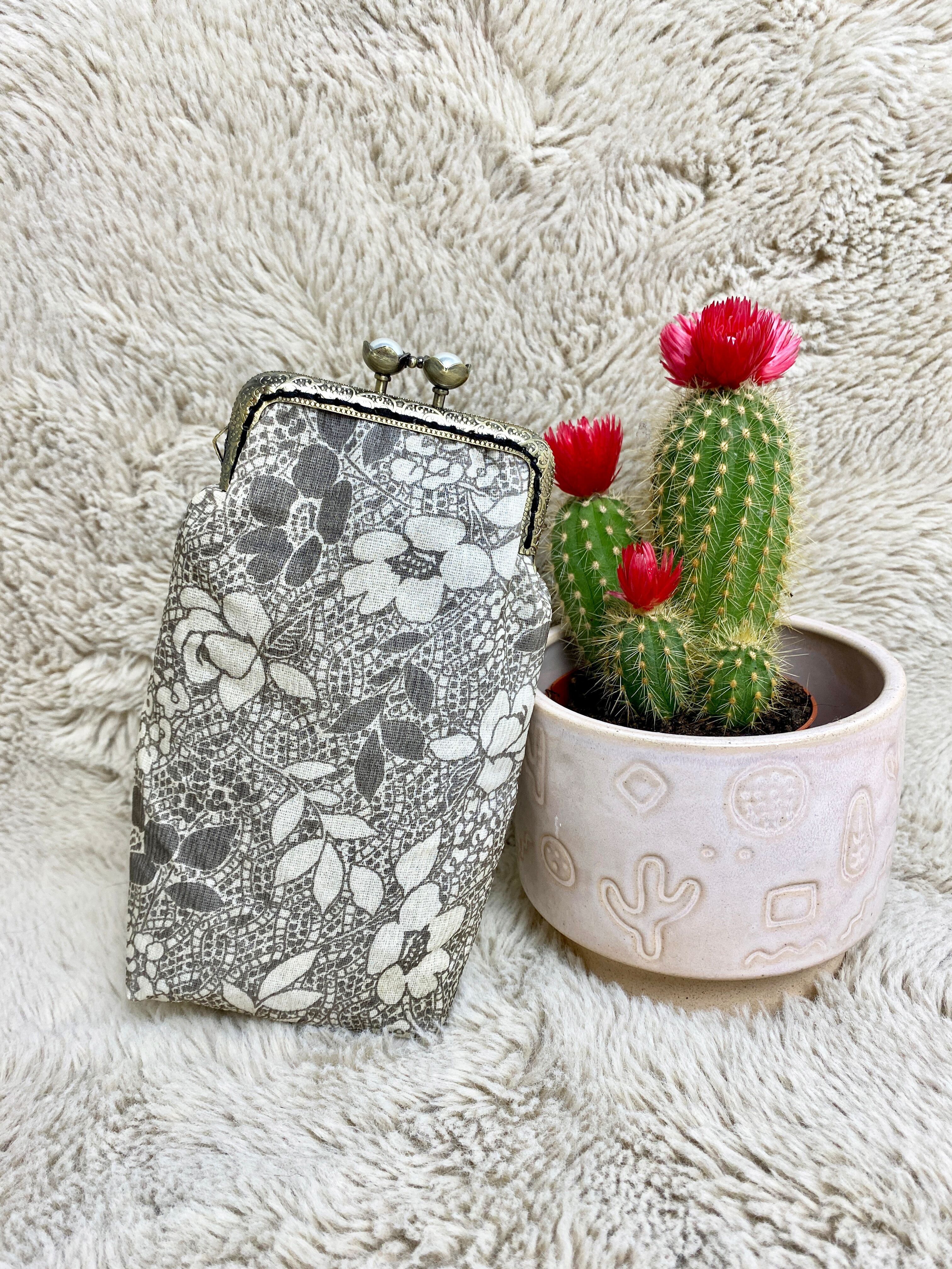 LITTLE LILI Brillenetui aus Seide im Retro-Stil