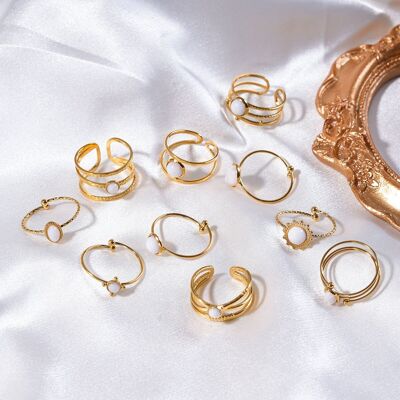 Set aus 10 Ringen mit weißen Steinen