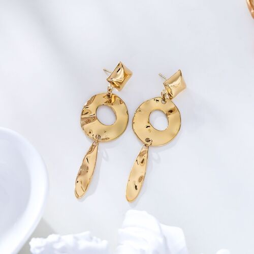 Boucles d'oreilles dorées pendantes martelées géométriques