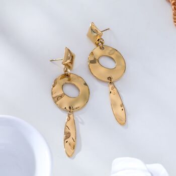 Boucles d'oreilles dorées pendantes martelées géométriques 2