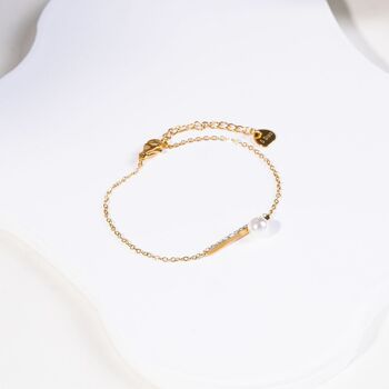 Bracelet chaîne dorée barre à strass avec perle 1