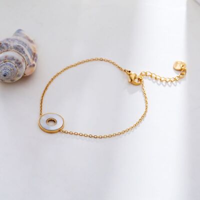 Golden chain bracelet with mother-of-pearl circle