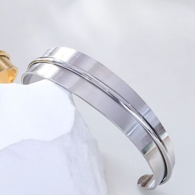 Hammered silver bangle bracelet with line