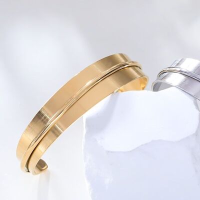 Hammered gold bangle bracelet with line