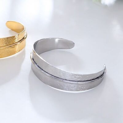 Silver hammered bangle with line