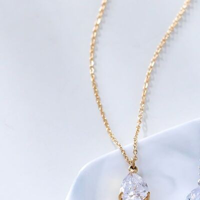 Gold chain necklace with drop pendant