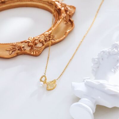 Collana dorata con fiore di ginkgo e pendente perla