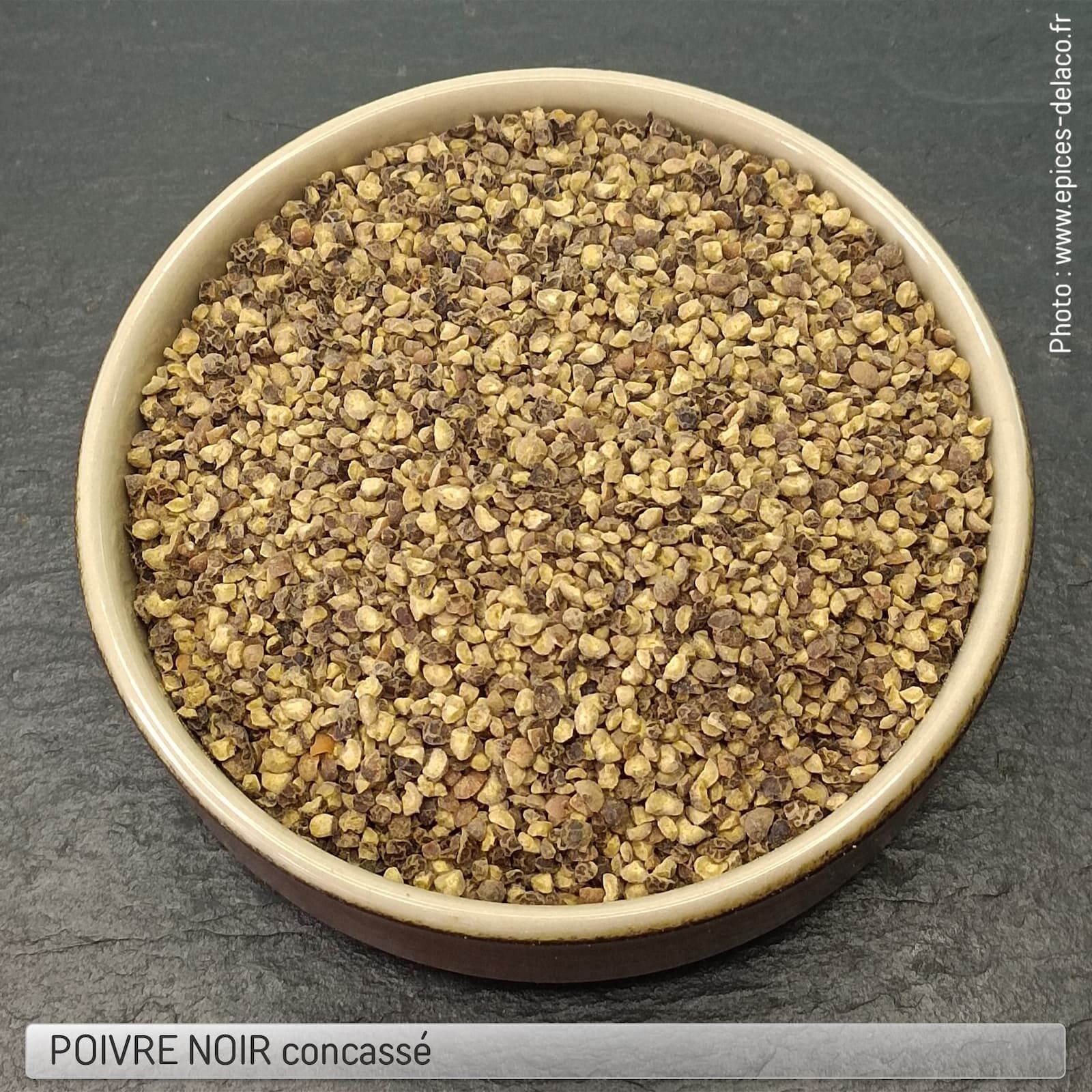 Pepe nero macinato - pepe, peperoncino e bacche