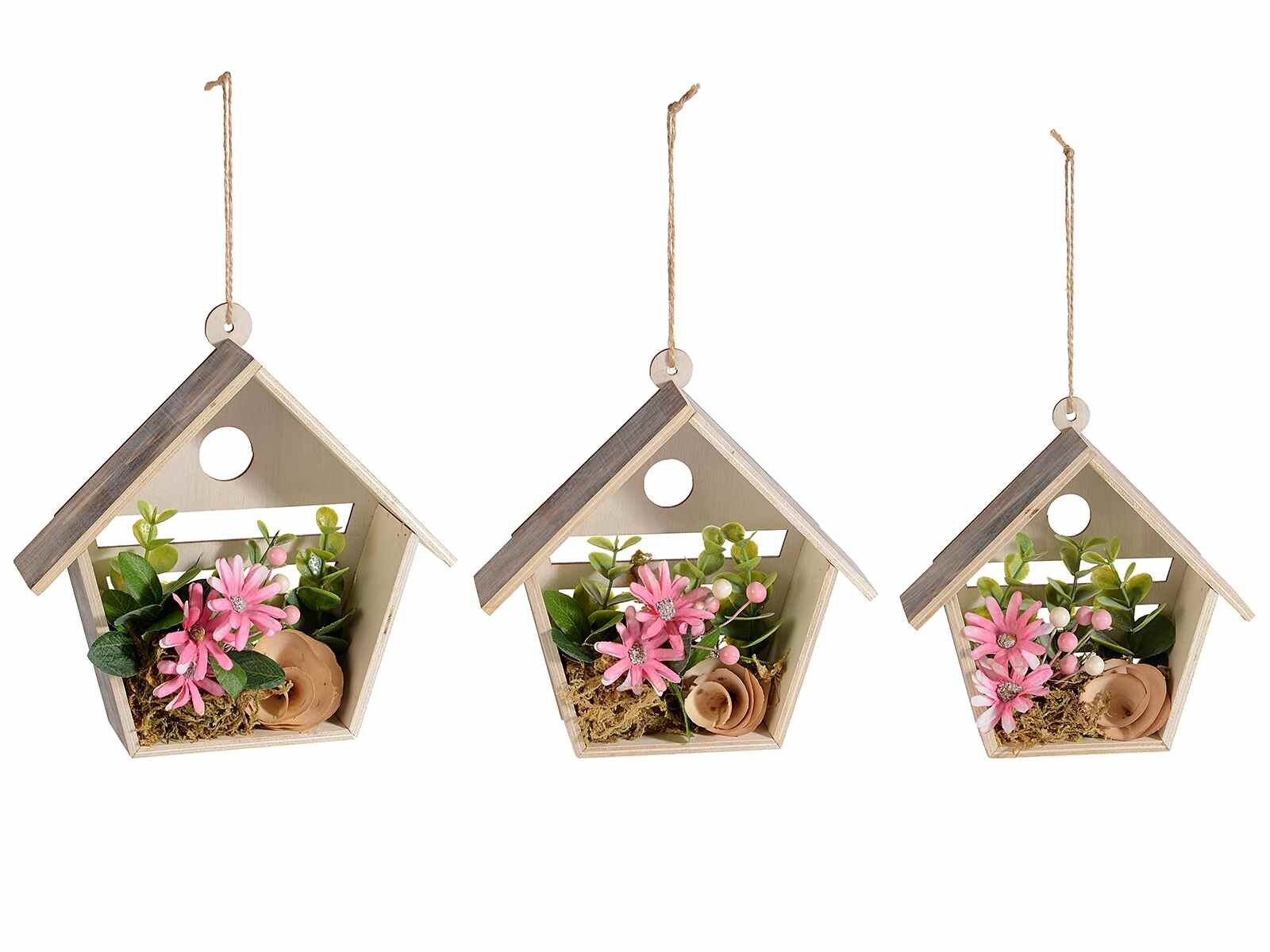 Wooden houses with artificial flowers to hang in a set of 3 pieces