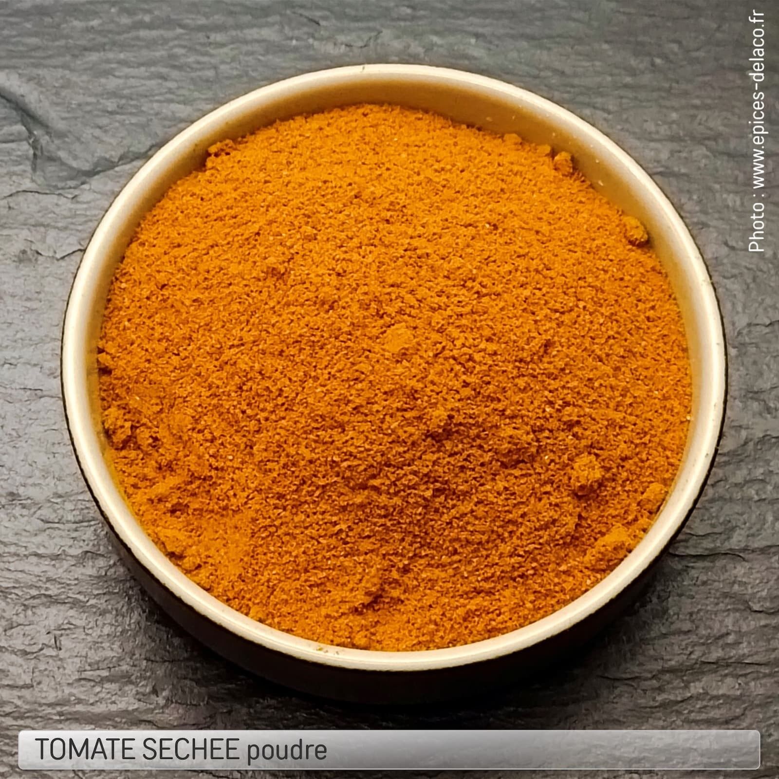 Polvere di pomodoro secco - condimento, erba, spezia e aroma