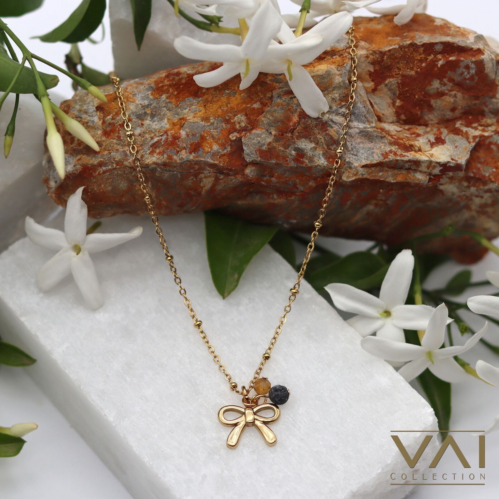 Collana “Deep Bow”, gioielli con diffusore di pietre preziose, realizzati a mano con lava naturale e citrino.