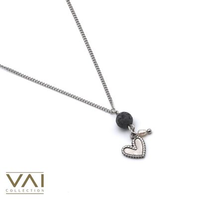 Collana “Love Me Now”, gioielli con diffusore di pietre preziose, realizzati a mano con lava naturale e perle d'acqua dolce.