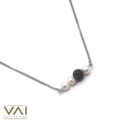 Collier « Unwind », bijoux diffuseur de pierres précieuses, faits à la main avec de la lave naturelle et des perles d'eau douce.