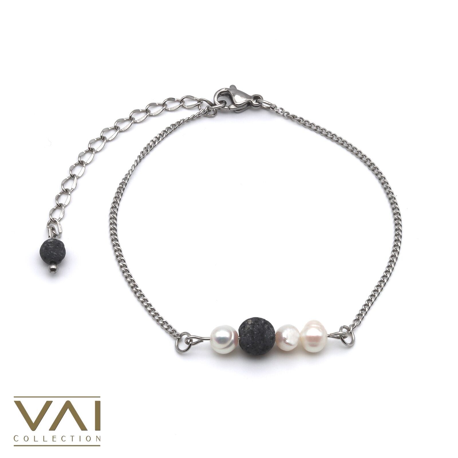 Bracciale “Under My Skin”, gioiello con diffusore di pietre preziose, realizzato a mano con lava naturale e perle d'acqua dolce.