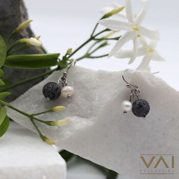 Boucles d'oreilles « Gentle Soul », bijoux diffuseurs de pierres précieuses, faits à la main avec de la lave naturelle et des perles d'eau douce. 1