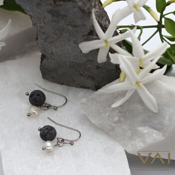 Boucles d'oreilles « Gentle Soul », bijoux diffuseurs de pierres précieuses, faits à la main avec de la lave naturelle et des perles d'eau douce. 3