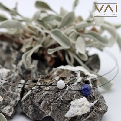 Collana con pietre preziose "Acqua salata", gioielli con pietre preziose, realizzati a mano con lapislazzuli naturali e giada bianca.
