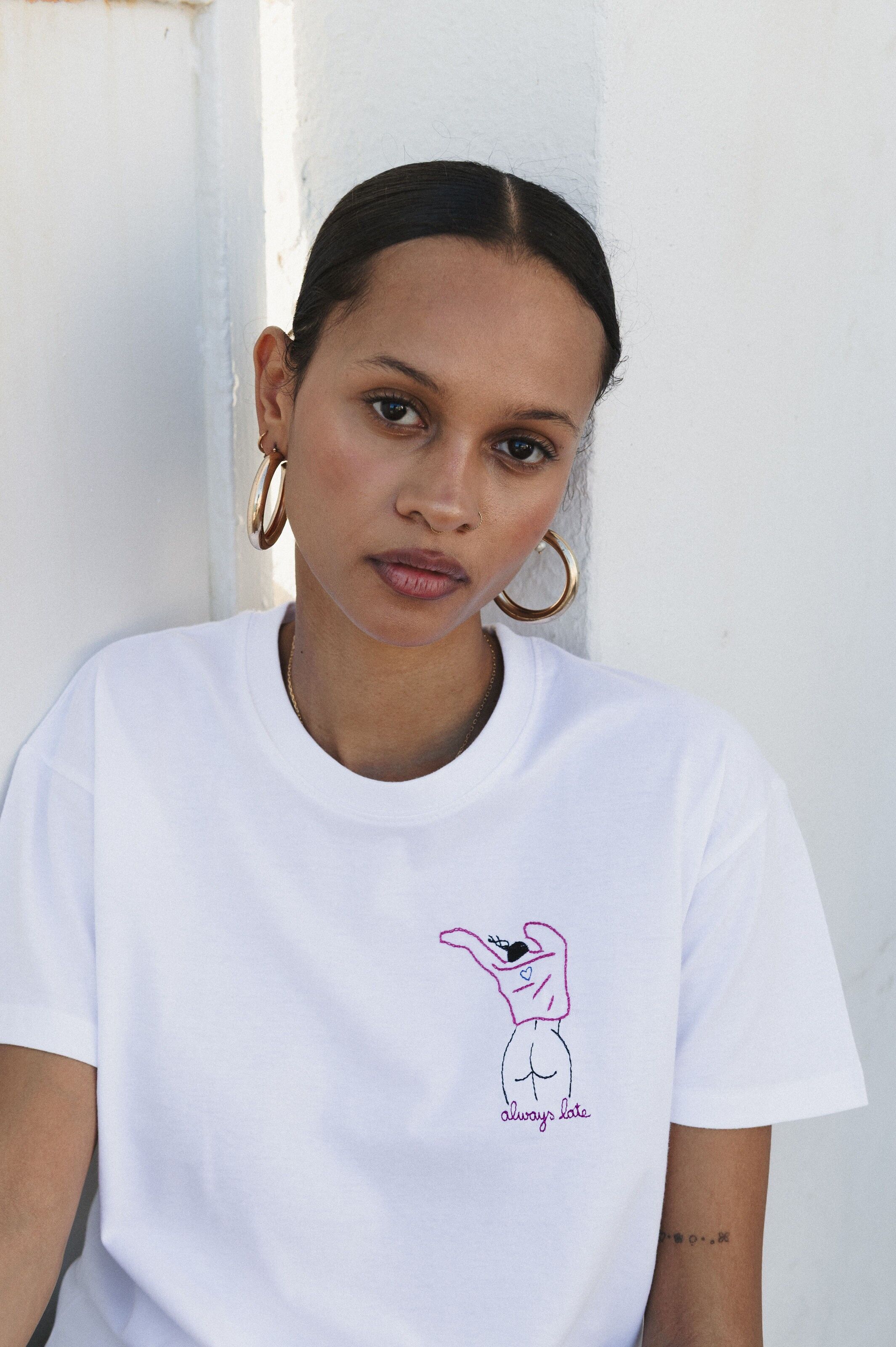 Camiseta bordada siempre tarde