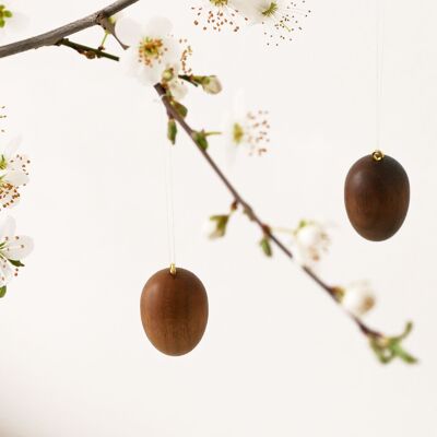 Wooden Easter eggs in walnut – attractive Easter decorations