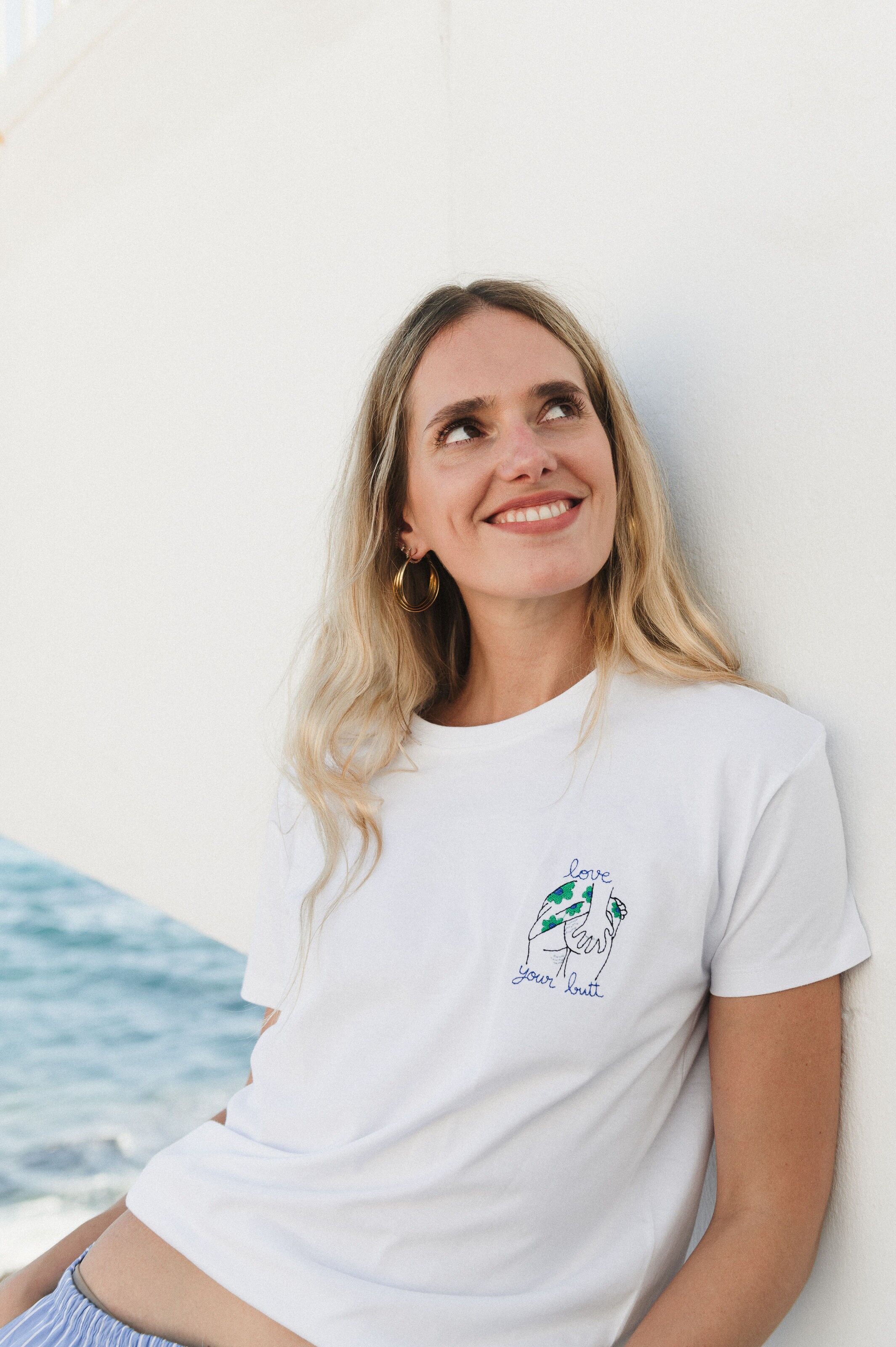 Camiseta bordada "Ama tu trasero"