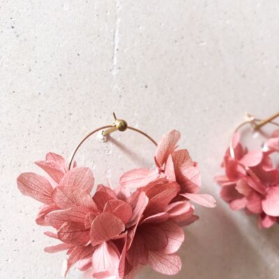 Orecchini a cerchio in oro e petali di fiori veri