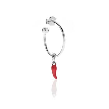 Boucle d'oreille simple créole moyenne avec breloque mini piment en argent sterling et émail rouge 1