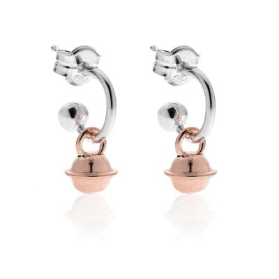 Petites boucles d'oreilles créoles avec breloque mini cloche en argent sterling rosé