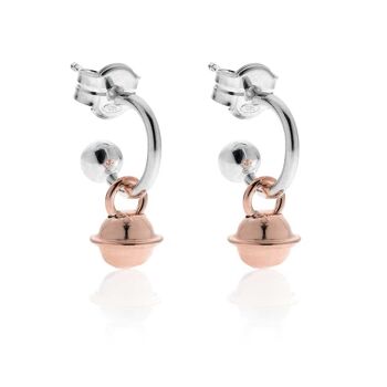 Petites boucles d'oreilles créoles avec breloque mini cloche en argent sterling rosé 1