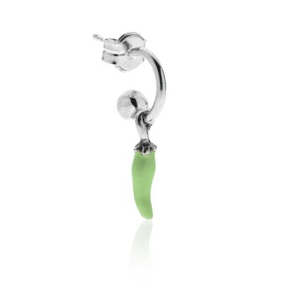 Pendiente individual de aro pequeño con amuleto de la suerte mini pimiento en plata de ley y esmalte verde